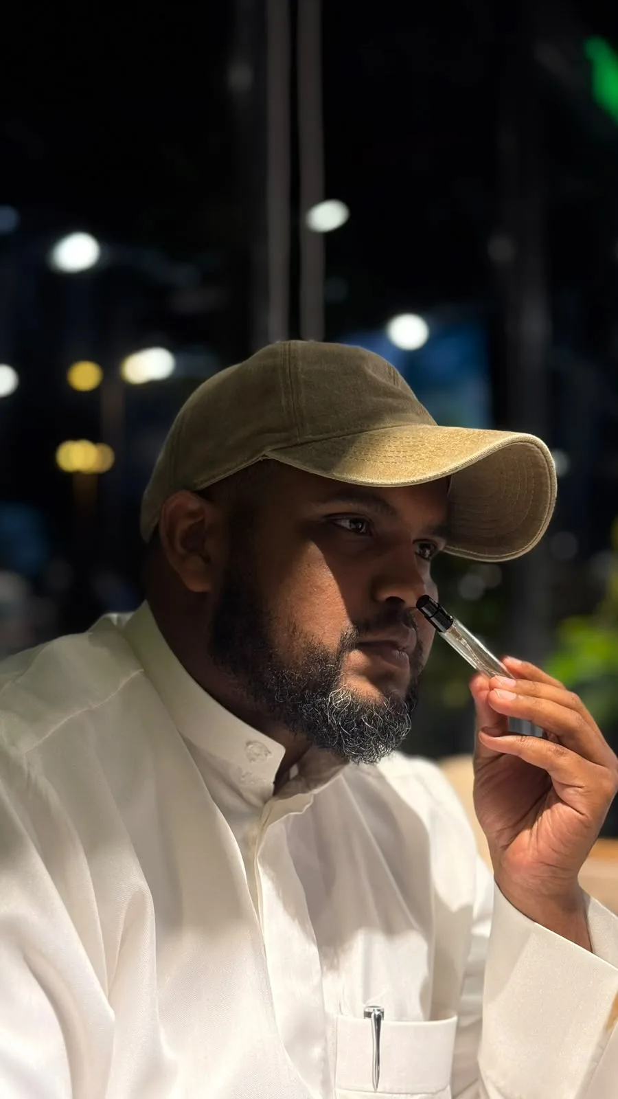 محمد عبده يشمّ ورقة اختبار عطر